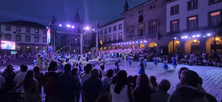 As doze Marchas Populares da Covilhã voltaram a encher as ruas da cidade neve. A edição de 2026 está marcada pelo regresso das marchas ao Estádio Santos Pinto, no próximo dia 20 de junho.